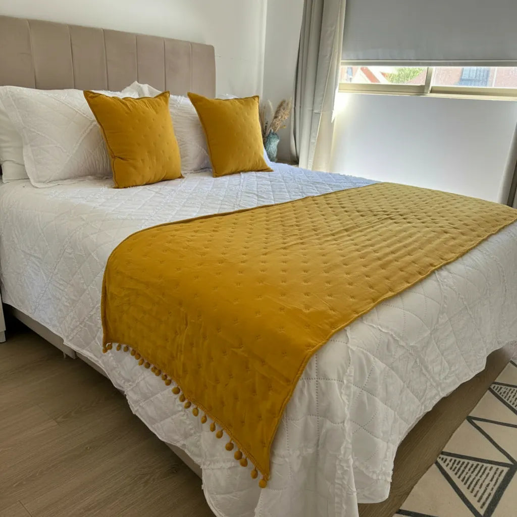 Set de piecera  en algodon con pom- pom + 2 cojines - Mostaza