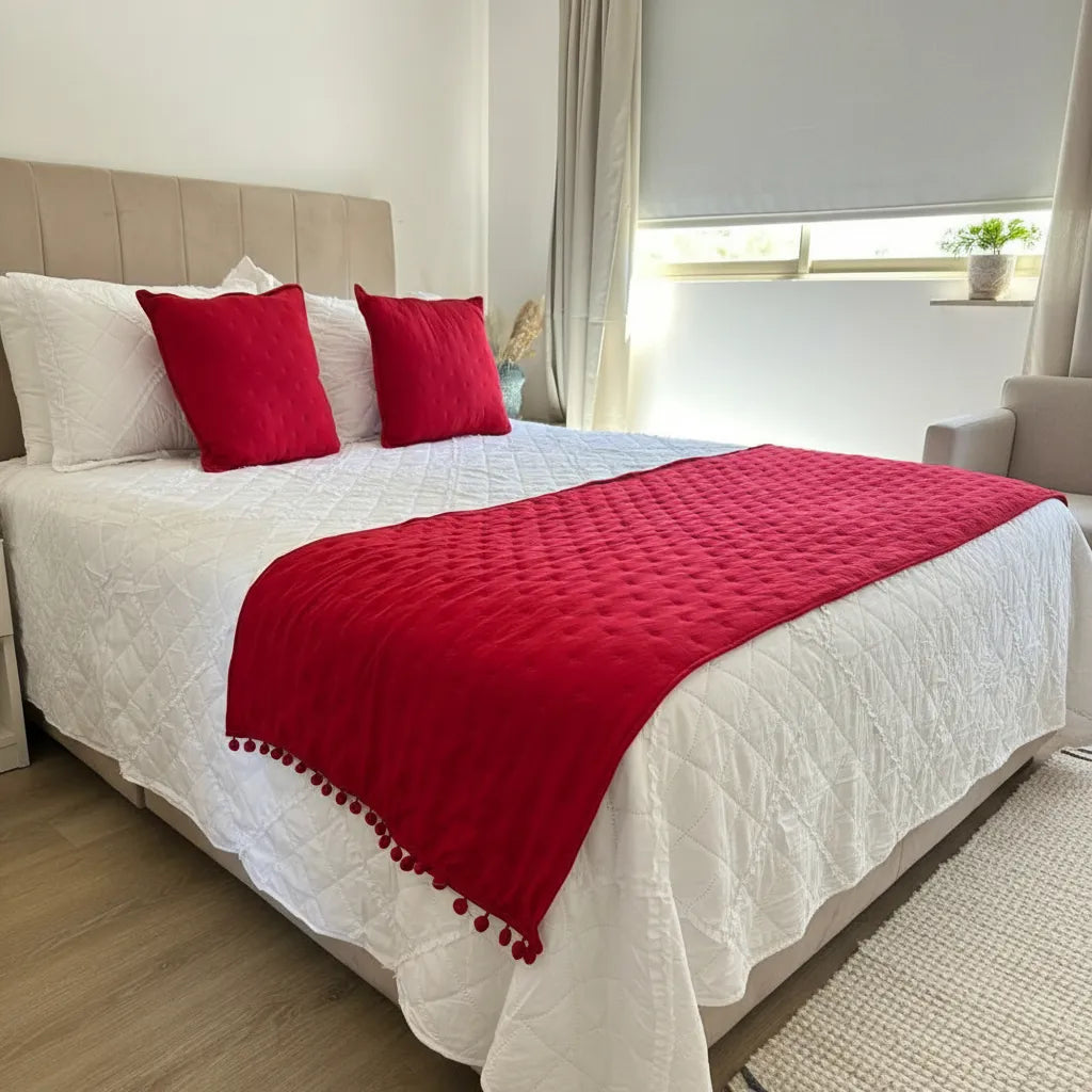 Set de piecera  en algodon con pom- pom + 2 cojines - Rojo Cálido