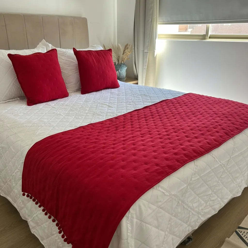 Set de piecera  en algodon con pom- pom + 2 cojines - Rojo Cálido