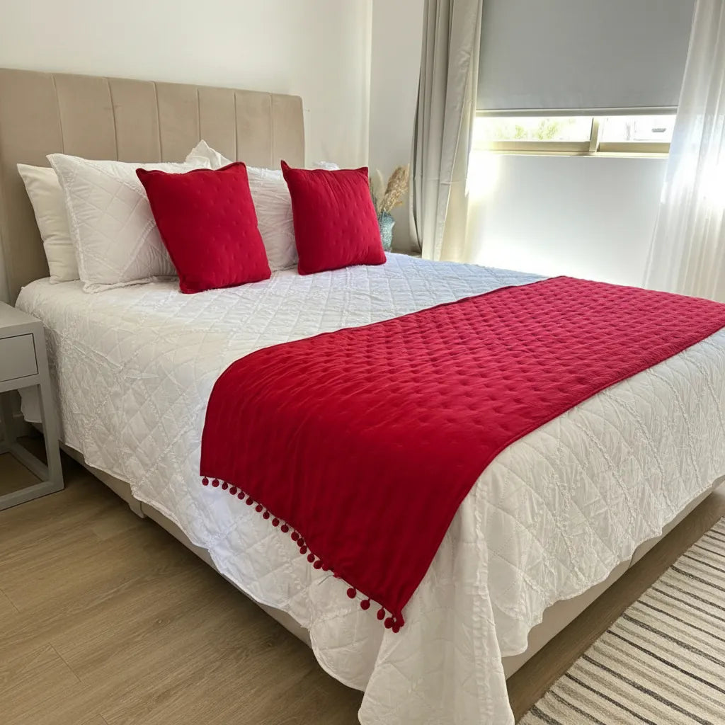 Set de piecera  en algodon con pom- pom + 2 cojines - Rojo Cálido