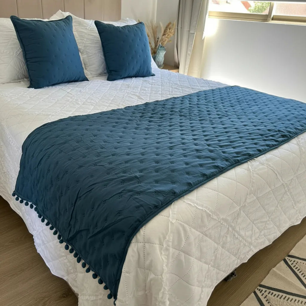 Set de piecera  en algodon con pom- pom + 2 cojines - Azul Petróleo