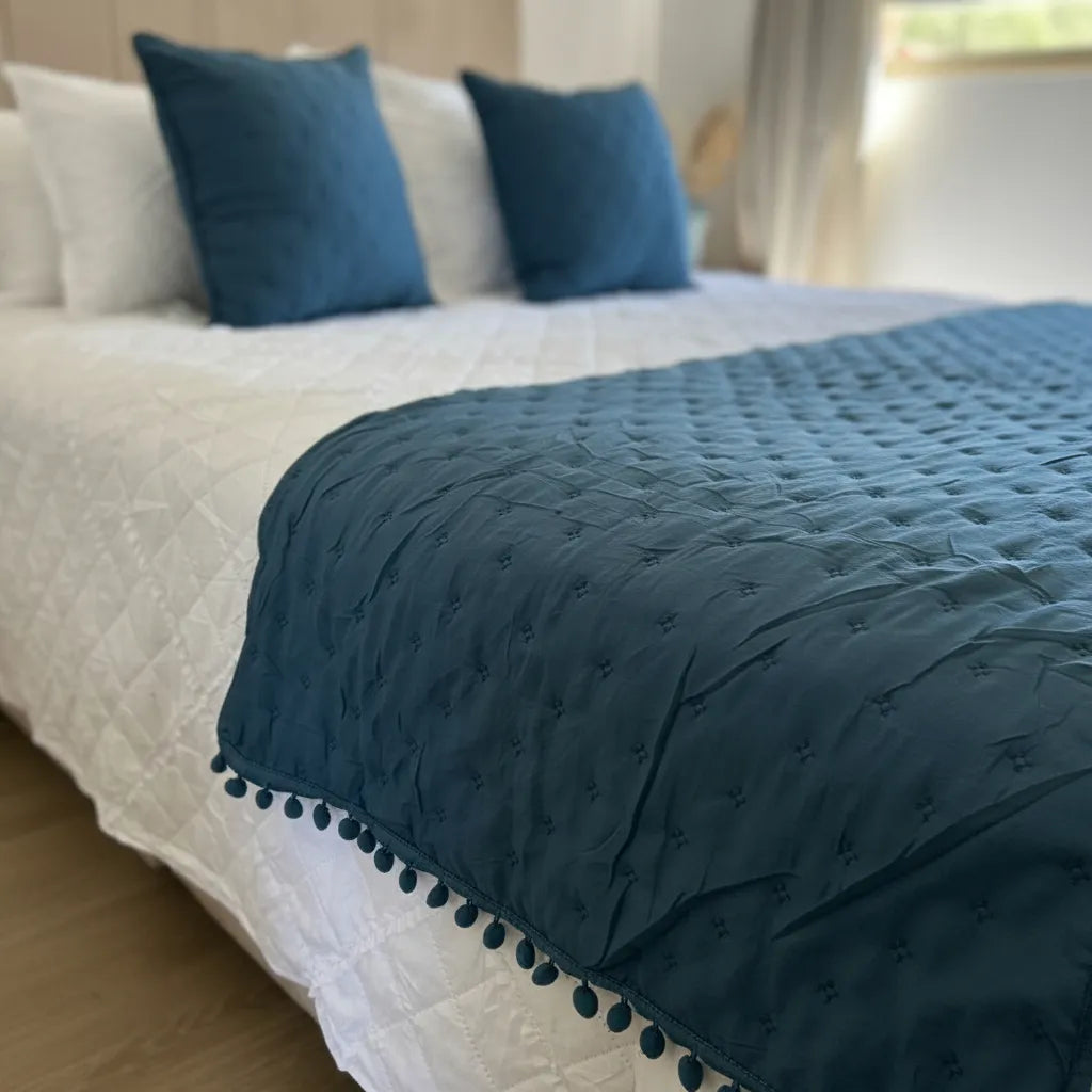 Set de piecera  en algodon con pom- pom + 2 cojines - Azul Petróleo