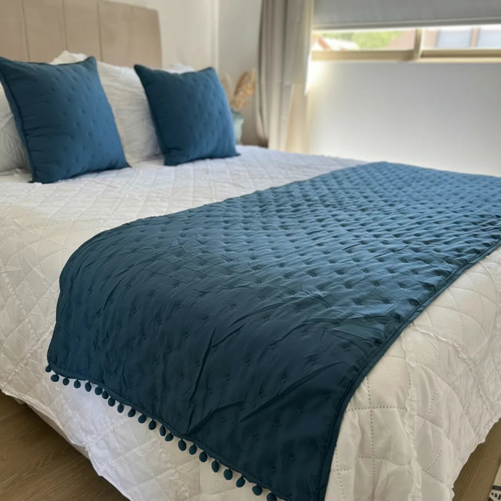 Set de piecera  en algodon con pom- pom + 2 cojines - Azul Petróleo