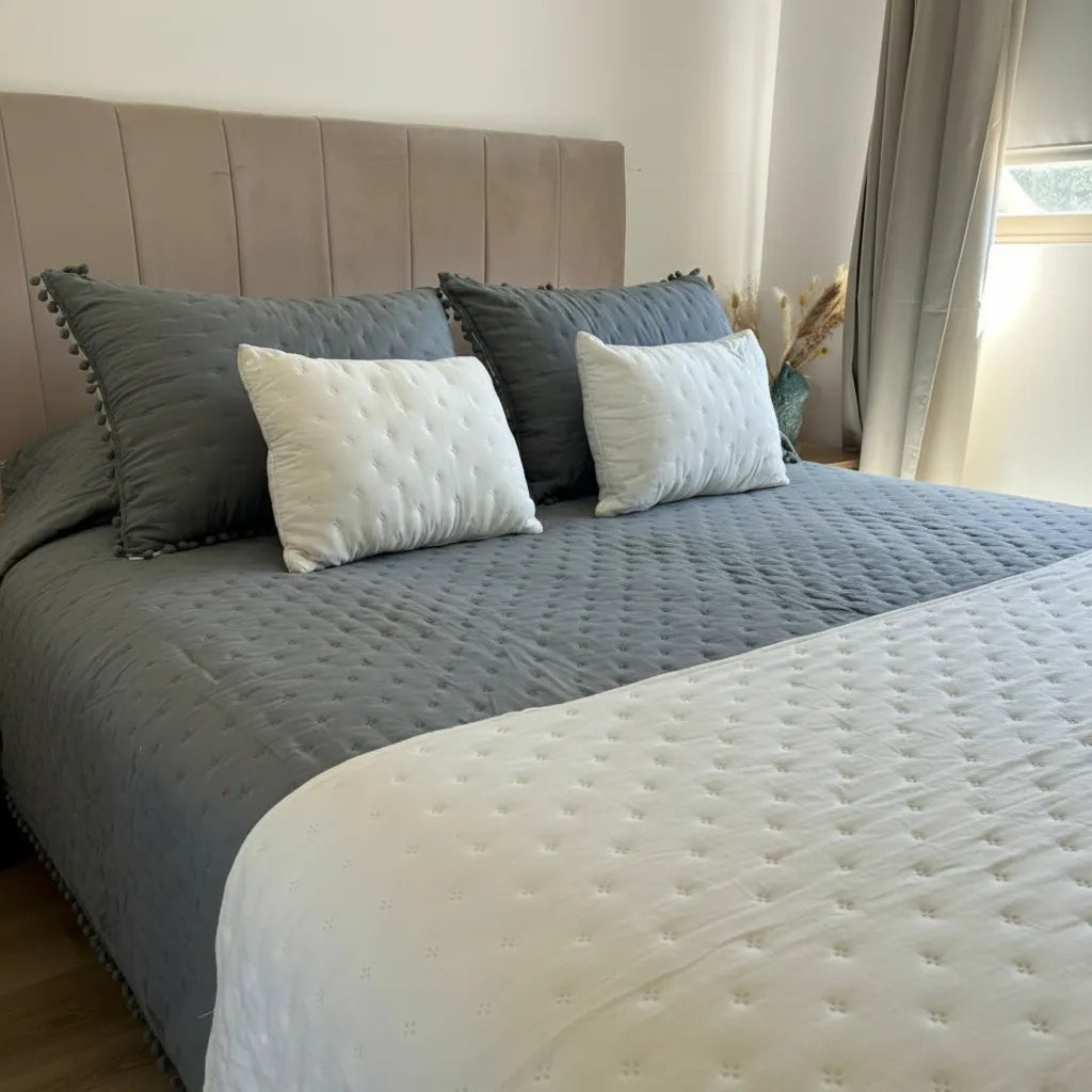 Set de piecera  en algodon con pom- pom + 2 cojines - blanco invierno