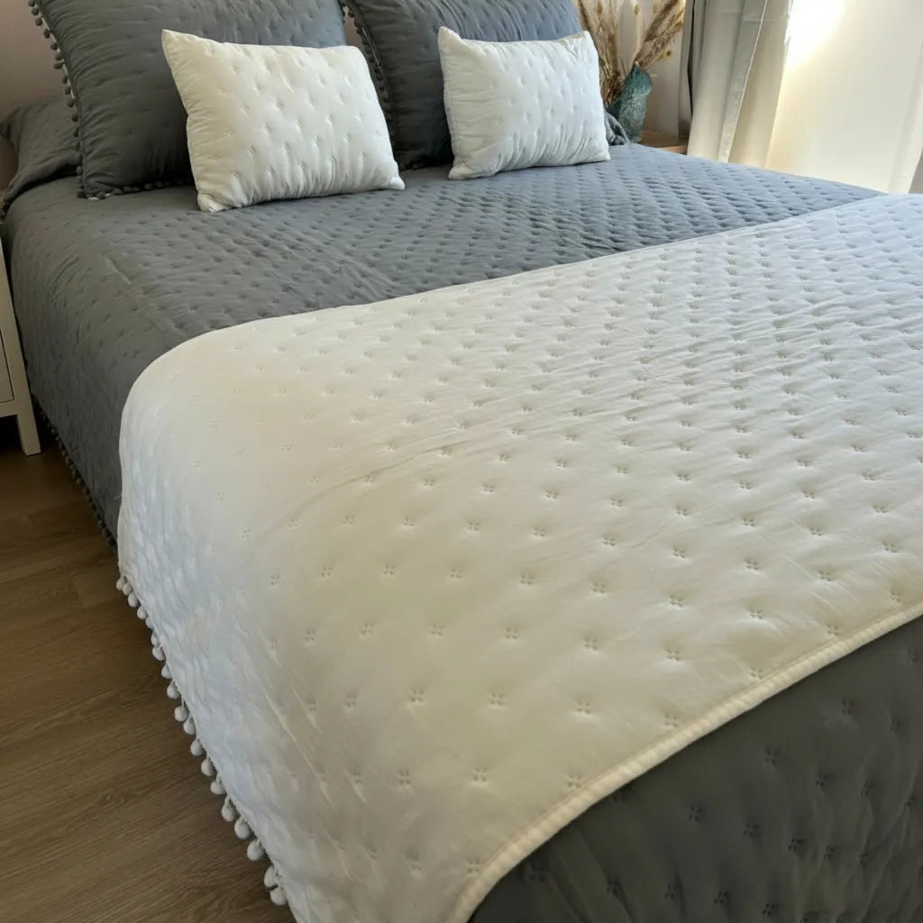 Set de piecera  en algodon con pom- pom + 2 cojines - blanco invierno