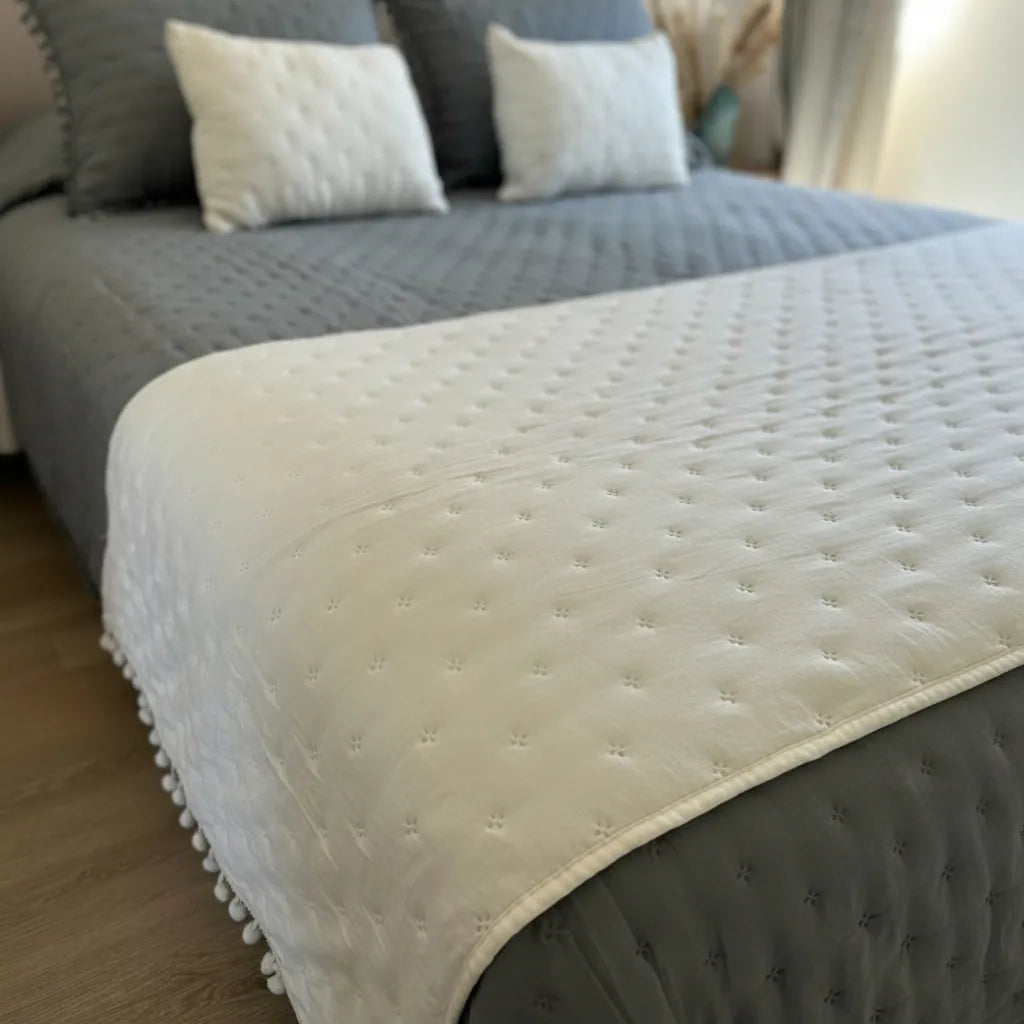 Set de piecera  en algodon con pom- pom + 2 cojines - blanco invierno