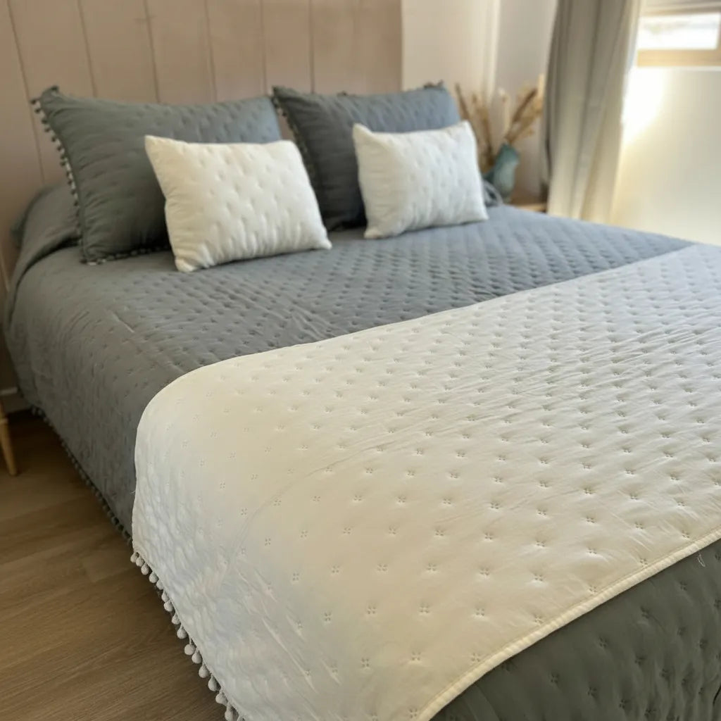 Set de piecera  en algodon con pom- pom + 2 cojines - blanco invierno