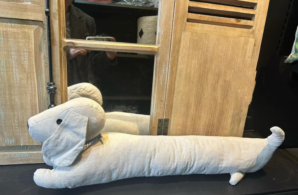 Tope de puerta decorativo, perro salchicha color crudo