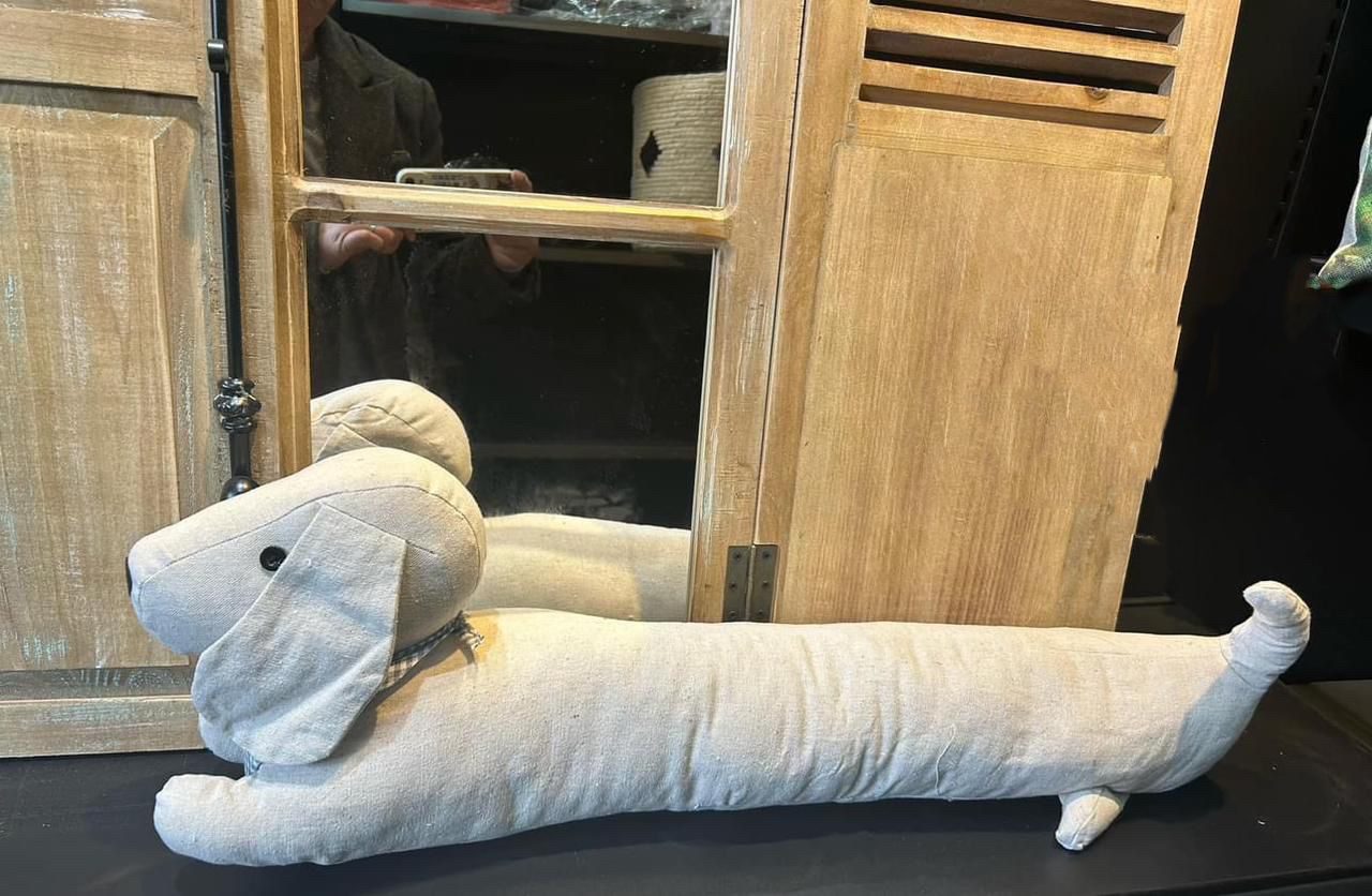 Tope de puerta decorativo, perro salchicha color crudo