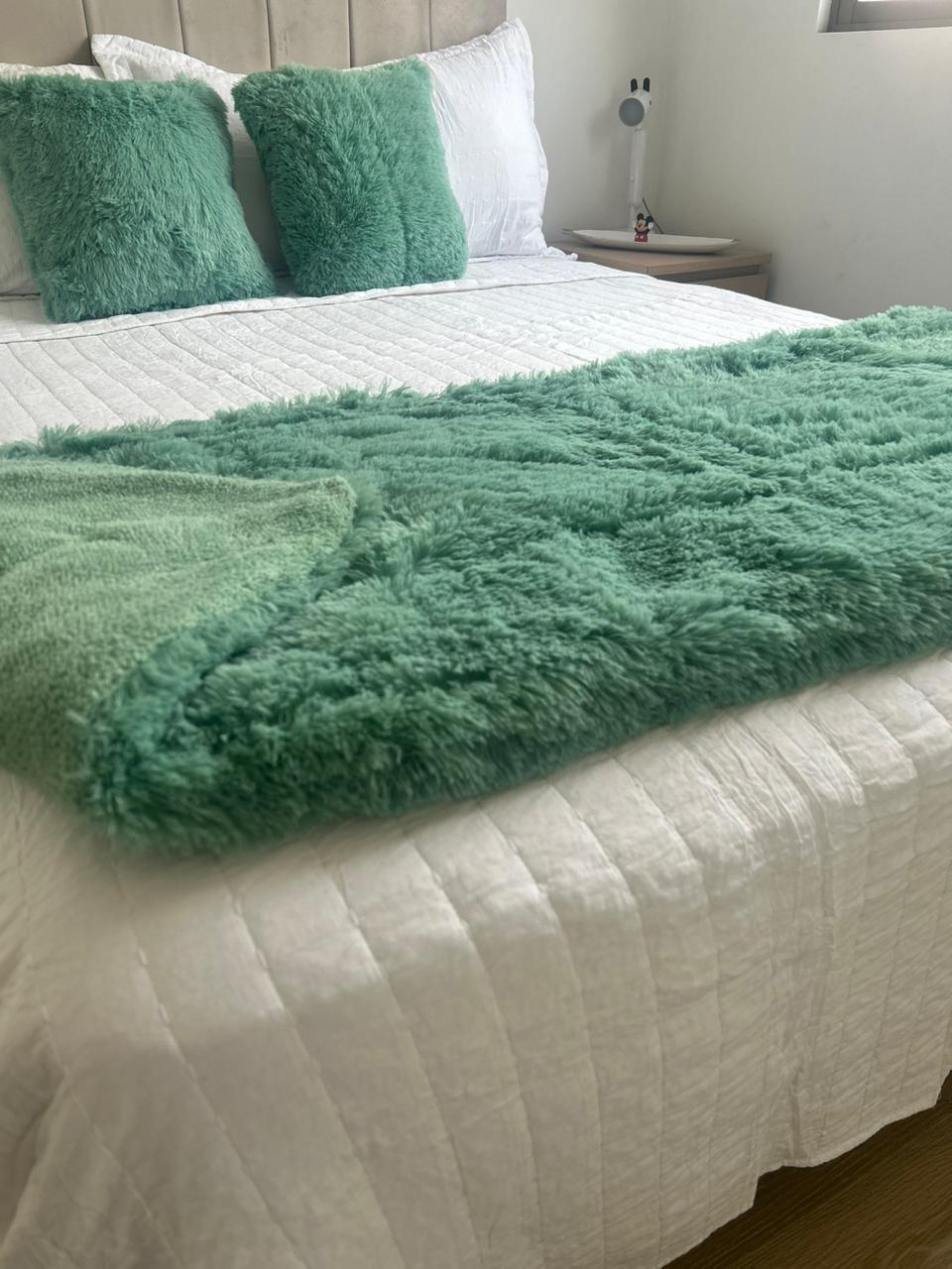 Set de piecera sherpa con chiporro  + 2 cojines color verde agua