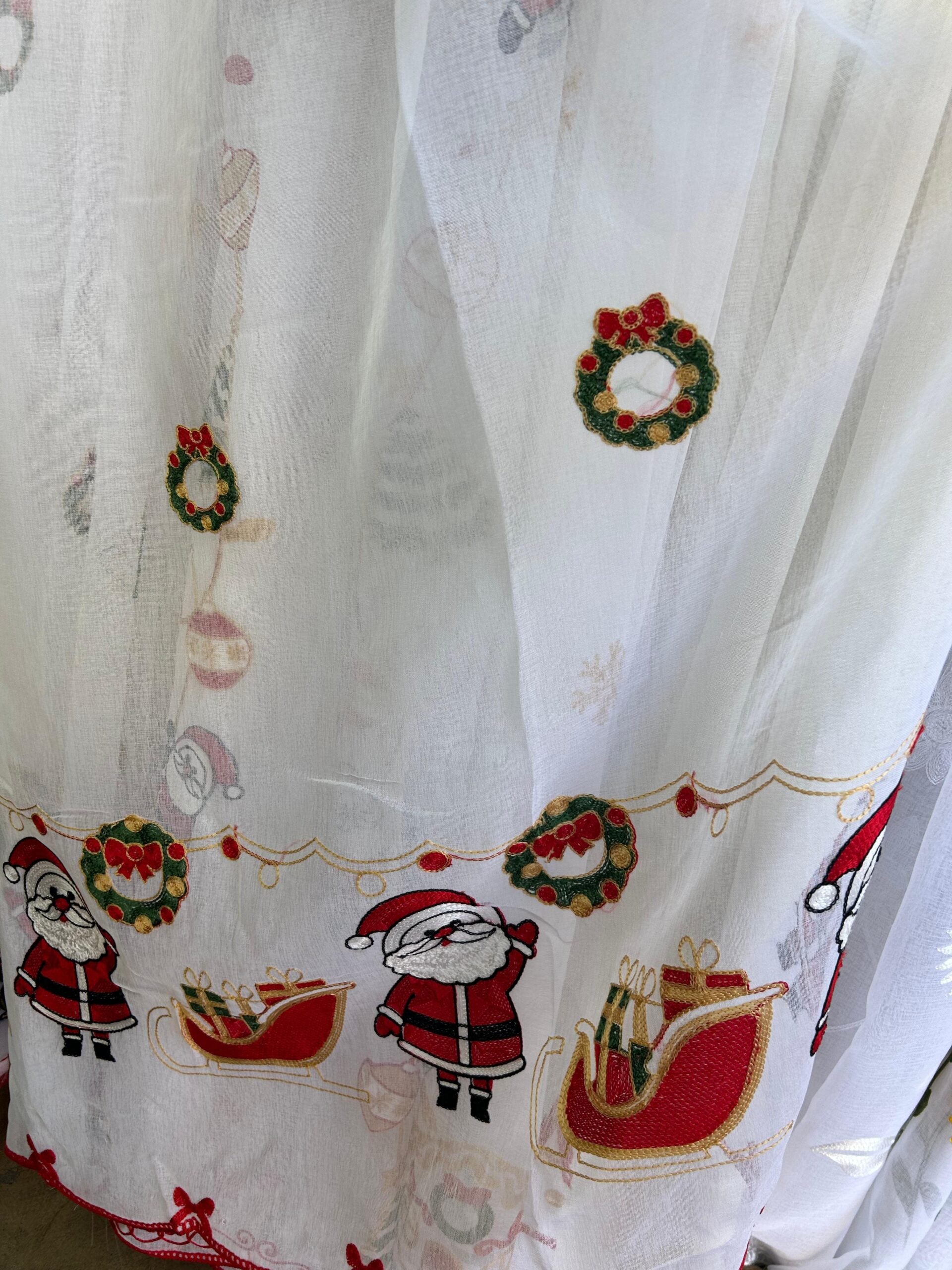 Visillo bordado con pasador  diseño navideño 004