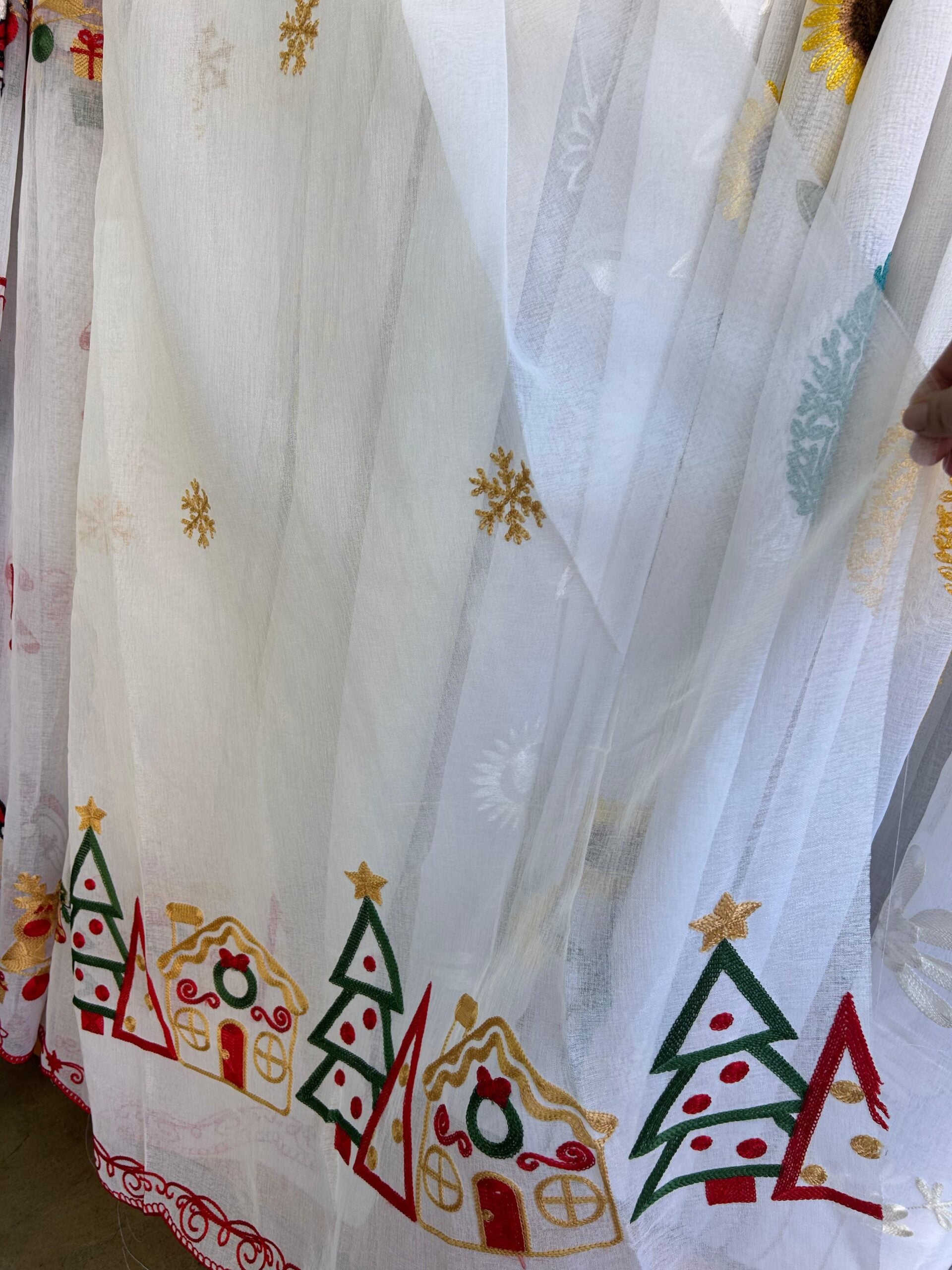 Visillo bordado con pasador  diseño navideño 001