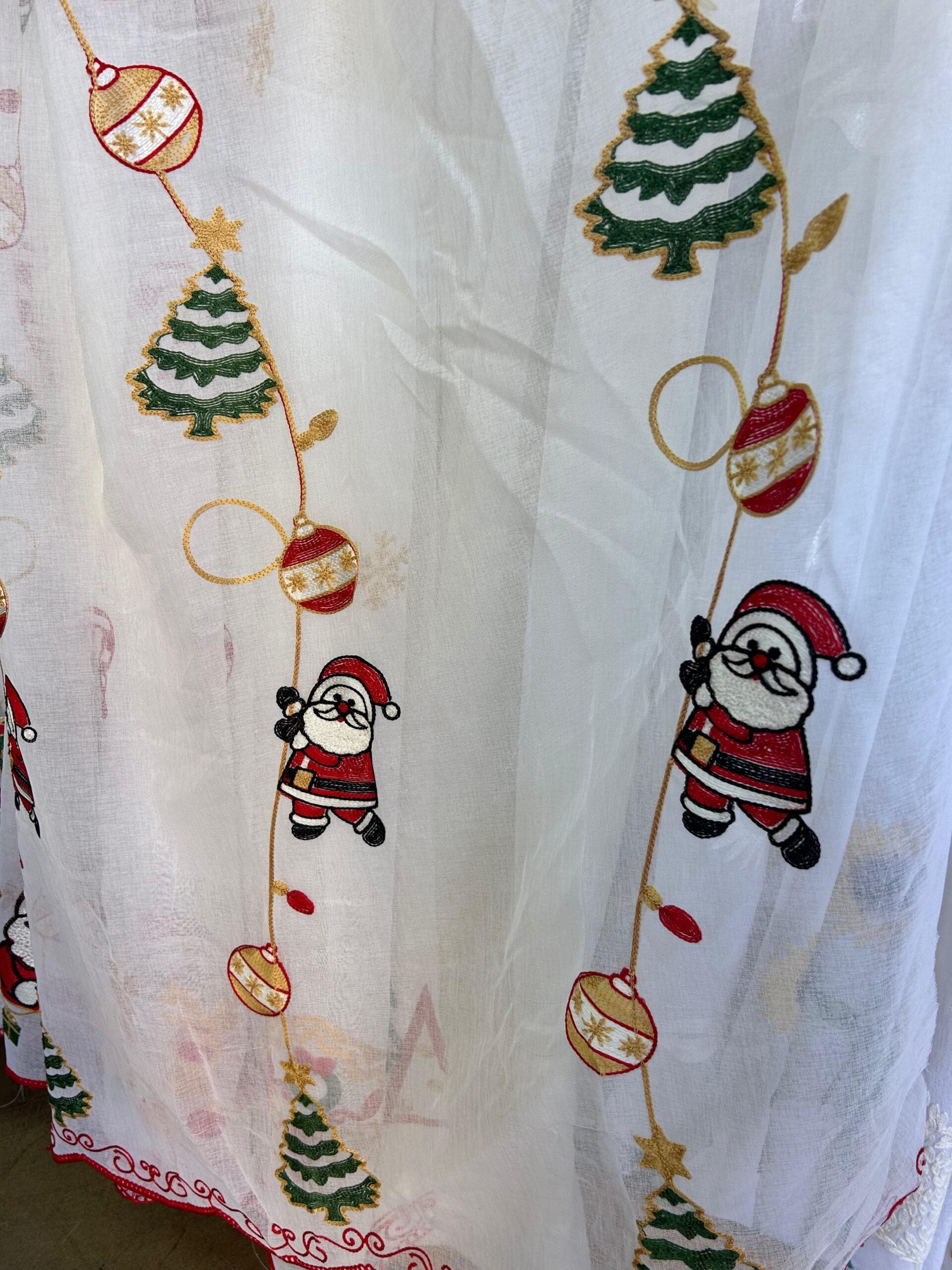 Visillo bordado con pasador  diseño navideño 003