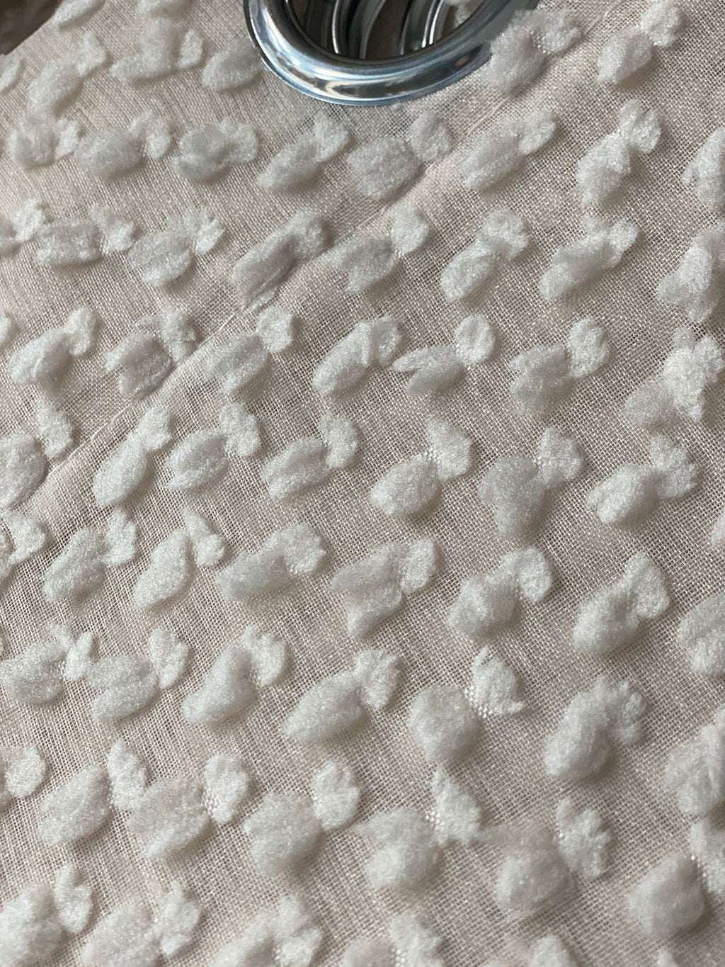 Visillo beige con borlas