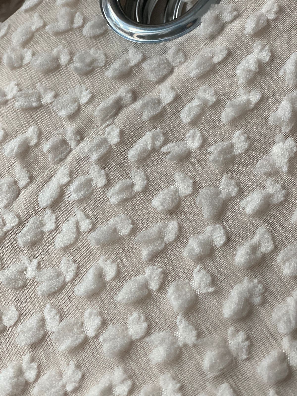 Visillo beige con borlas