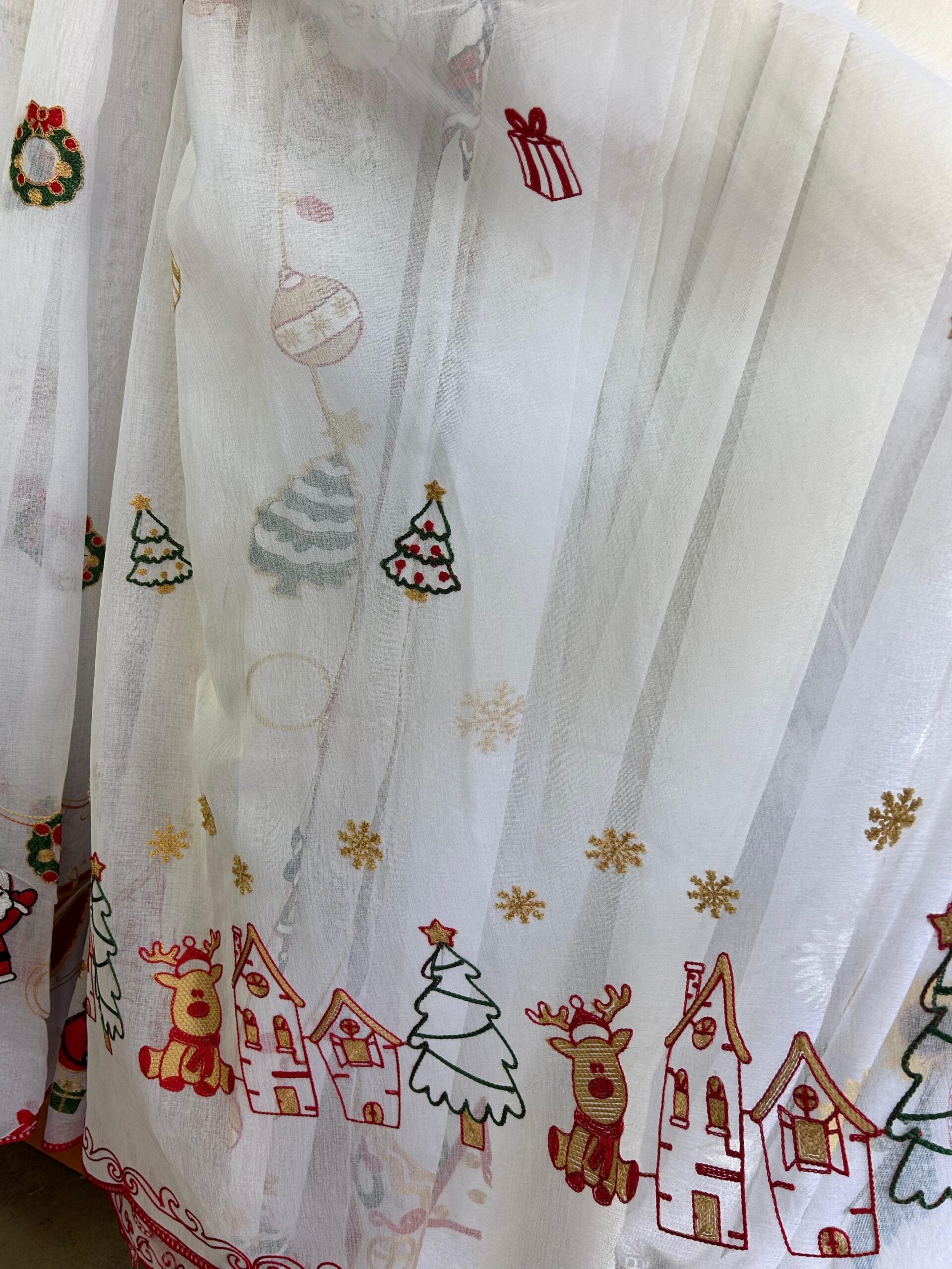 Visillo bordado con pasador  diseño navideño 002