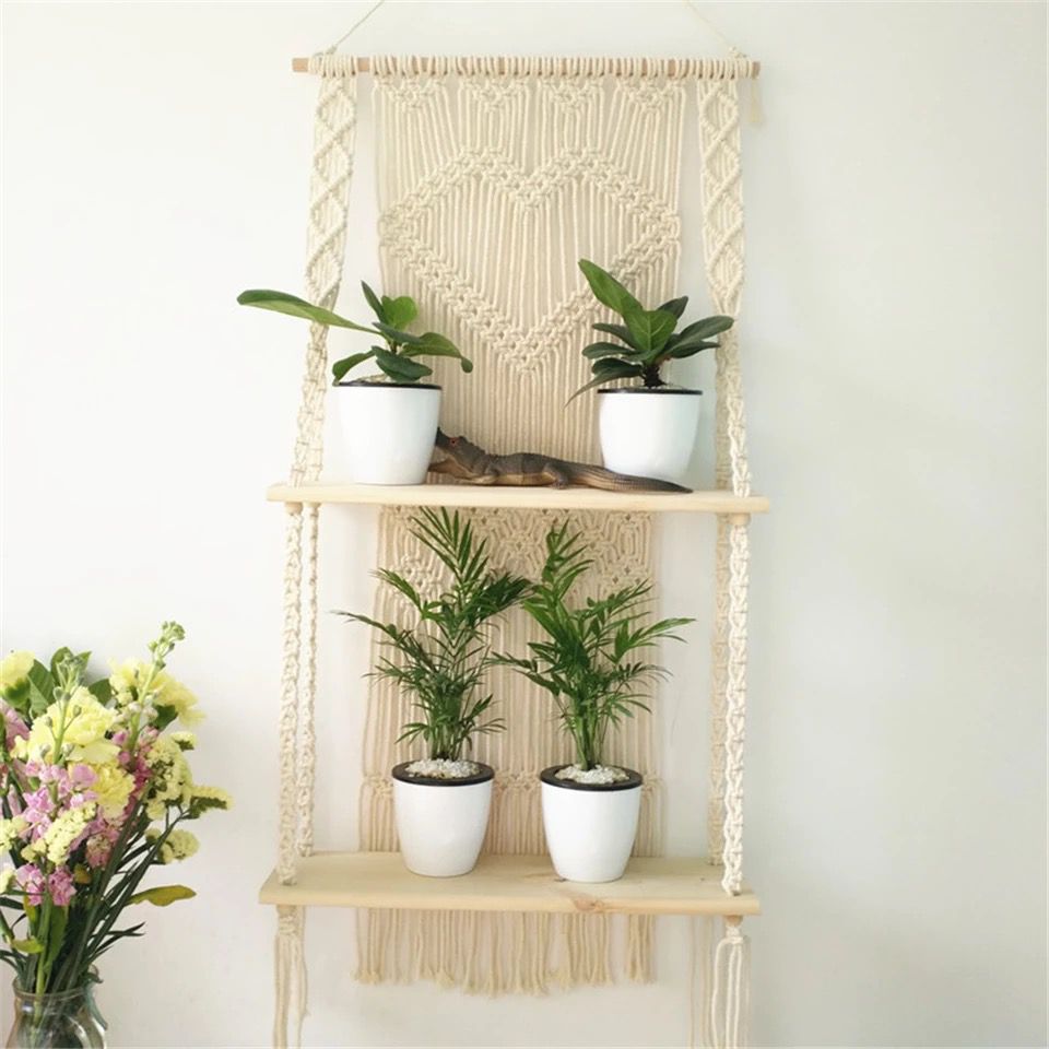 Estante de madera y macrame