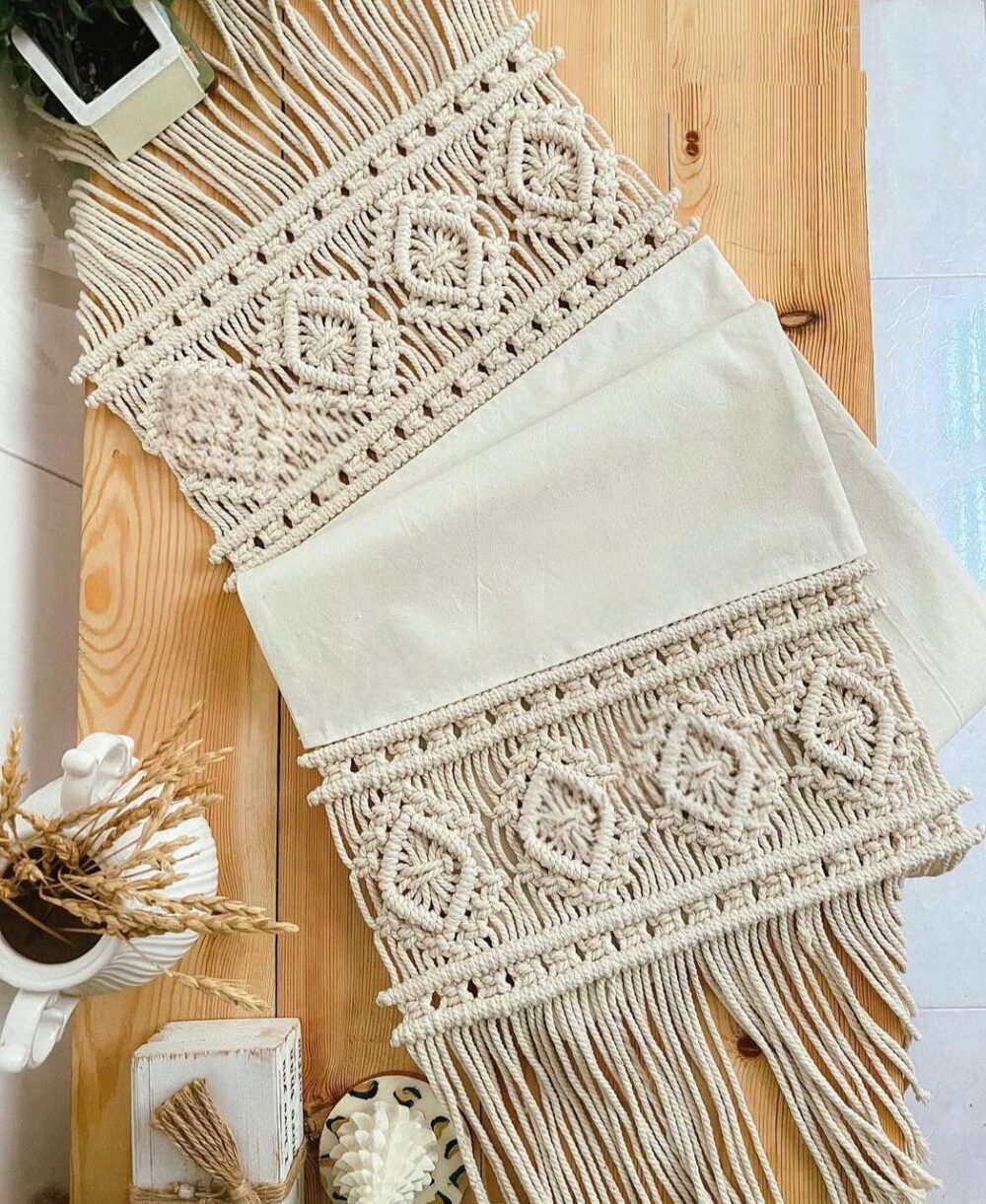Camino de mesa  tela con  macramé - Imagen 2