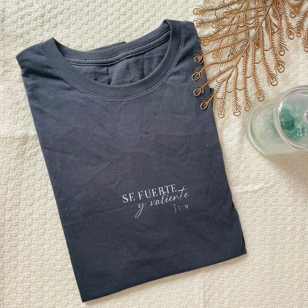 Polera Algodón, sublimada Se fuerte y valiente.. - Imagen 4