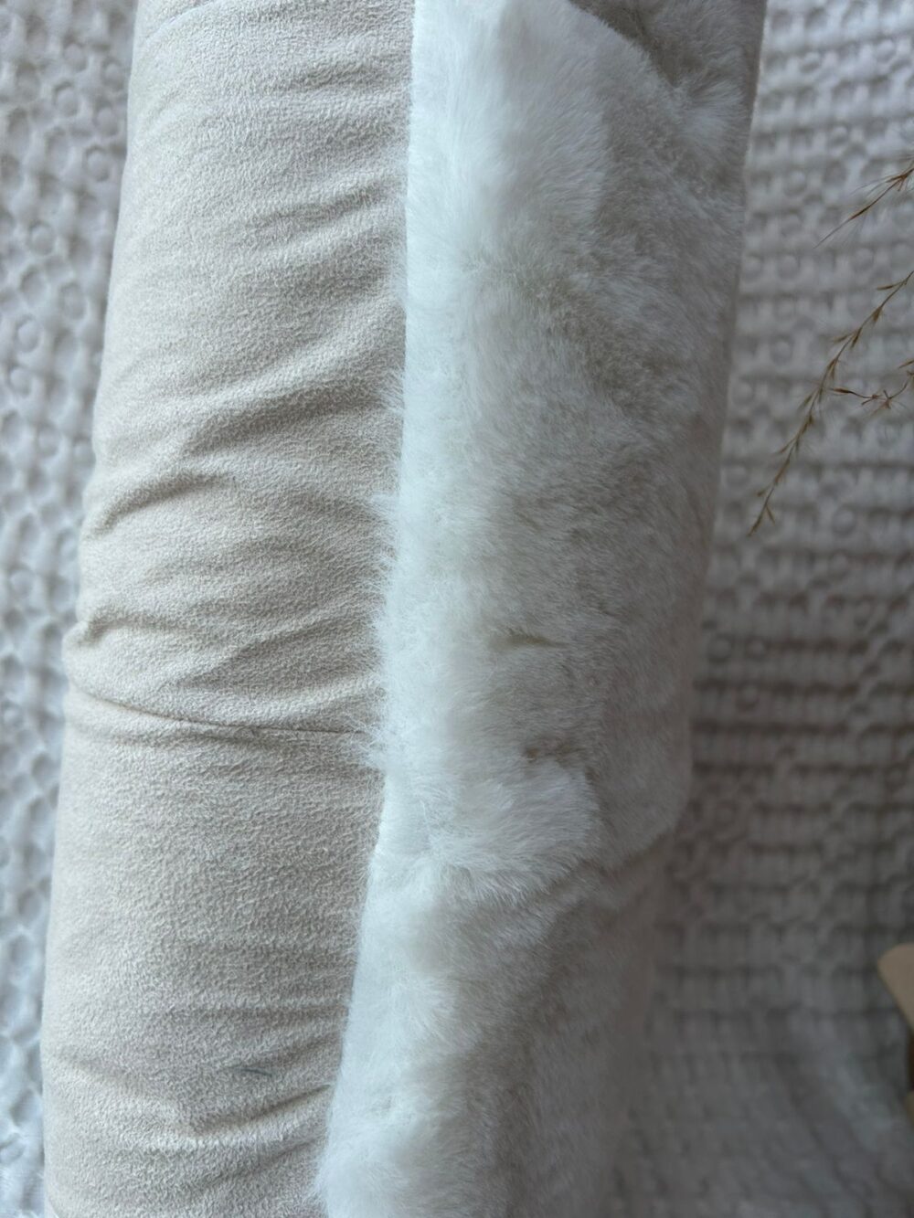 Cojín blanco  de pelo fino,  rectangular 30 x 70 cm - Imagen 3