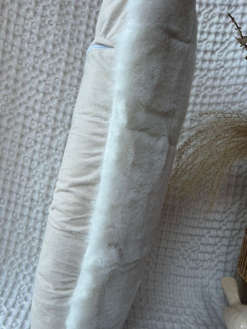 Cojín blanco  de pelo fino,  rectangular 30 x 70 cm - Imagen 4
